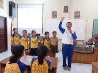 Berbagi Ilmu Safety Riding, Astra Motor Bali Ajak Siswa Sekolah Dasar #Cari_Aman Saat Berboncengan Safety Riding