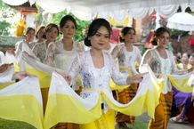 Sanggar Seni Selendro Agung Luncurkan Tari Pendet Pemendak Sang Harum di Pura Desa Aban Sanggar Seni Selendro Agung Luncurkan Tari Pendet Pemendak Sang Harum di Pura Desa Aban