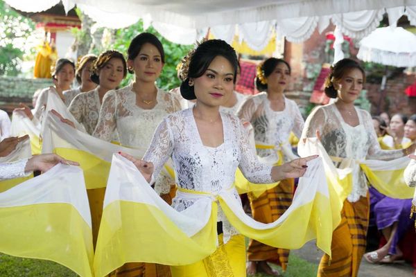 Sanggar Seni Selendro Agung Luncurkan Tari Pendet Pemendak Sang Harum di Pura Desa Aban