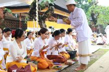 Serangkaian HUT ke-37, WHDI Kota Denpasar Gelar Persembahyangan Bersama WHDI