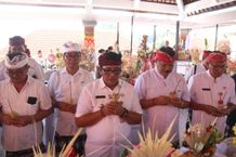Bupati Sanjaya Ngupasaksi Ngaben Bersama Perdana di Gedung Krematorium Jayaning Singasana Adat Kota Tabanan Ngupasaksi Ngaben