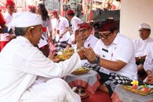 Bupati Tabanan Hadiri Serangkaian Upacara Adat sebagai Wujud Komitmen Pelestarian Budaya dan Tradisi Luhur Serangkaian Upacara Adat