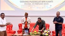 Memperkuat Kepemimpinan dan Adat, BPR Kanti “Ngelawar” bersama Media Direktur Utama Bank BPR Kanti, Made Arya Amitaba, SE., MM., saat peringatan Hari Pers bertema Kanti Ngelawar 'Ngorte Langsung Bareng Wartawan'