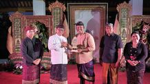 Tutup Gelaran UDG dan Bulan Bahasa Bali Kota Denpasar Tahun 2025, Sekda Alit Wiradana Serahkan Piala Juara Lomba UDG dan Bulan Bahasa Bali
