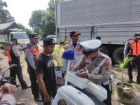 Bikin Kumuh dan Biang Kemacetan, Dishub Denpasar Tertibkan Truk Parkir Sembarangan di Kawasan Patung Titi Banda Sidak Lalu Lintas