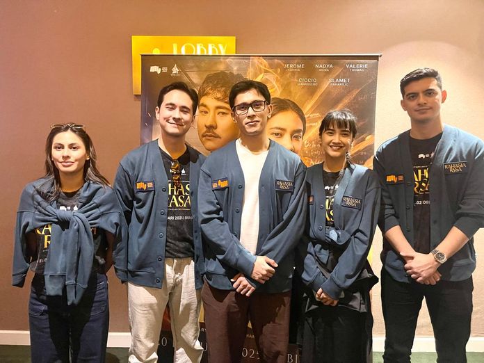Produser Film Arsa Linggih(tengah) didampingi para pemain Film Rahasia Rasa. Produser Film Arsa Linggih(tengah) didampingi para pemain Film Rahasia Rasa.