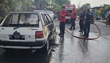 Terjadi Korsleting, Mobil Starlet Terbakar Starlet Terbakar