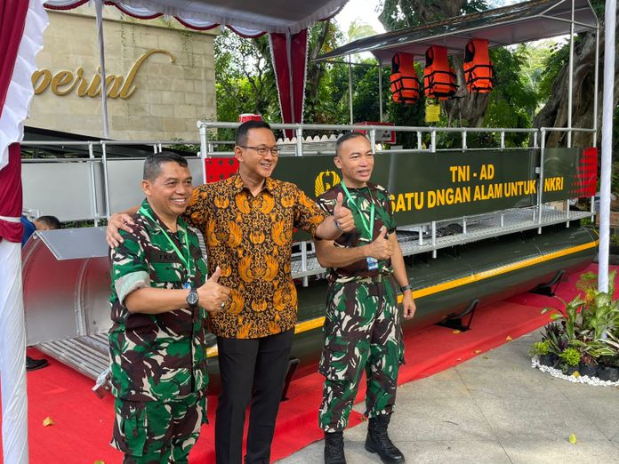 TNI AD Perkenalkan Perahu Ponton untuk Bersihkan Sungai di Bali Ocean Days 2025 TNI AD Perkenalkan Perahu Ponton untuk Bersihkan Sungai di Bali Ocean Days 2025