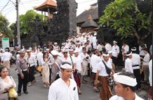 Atlas Bali Gelar Upacara Guru Piduka, Warga: “Tujuan Utamanya untuk Saling Memaafkan” Atlas Super Club menggelar upacara Guru Piduka di Pura Desa Lan Puseh Desa Adat Berawa