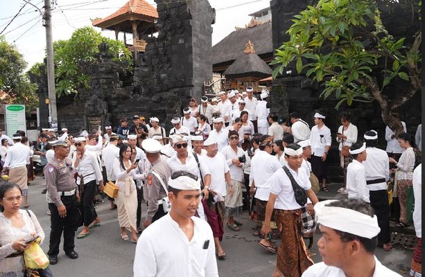 Atlas Super Club menggelar upacara Guru Piduka di Pura Desa Lan Puseh Desa Adat Berawa