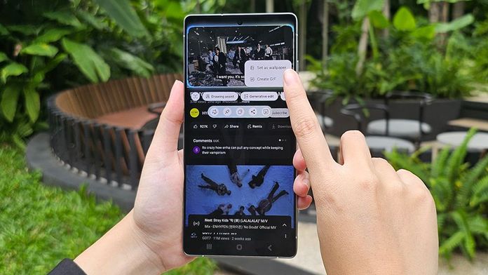 Capture GIF favorit di konten kamu pakai fitur AI Select di Galaxy S25 Series. Sumber : news.samsung.com Capture GIF favorit di konten kamu pakai fitur AI Select di Galaxy S25 Series. Sumber : news.samsung.com