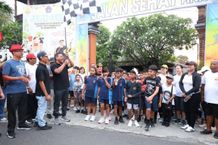 Sekda Alit Wiradana Lepas Jalan Sehat Serangkaian HUT Ke-35 LPD Desa Adat Ubung HUT ke-35 Tahun LPD Desa Adat Ubung
