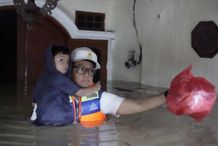 PLN Kontrol Keamanan Kelistrikan, Bantu Evakuasi Warga di Tengah Banjir Bekasi Banjir