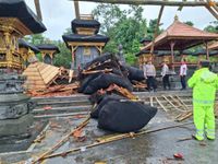 Cuaca Ekstrem Porak-Porandakan Bangunan Pelinggih di Pura Puseh Munti Gunung Cuaca