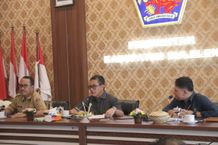 Wabup Supriatna Minta TPID Jalin Kerja Sama dengan Petani Cabai di Buleleng Harga