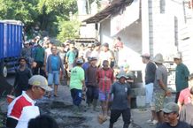 Puluhan Tahun Rusak, Warga Lokapaksa Pilih Perbaiki Jalan Secara Swadaya Jalan Rusak