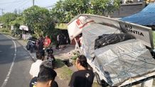 Pengemudi Mengantuk, Isuzu Traga Hantam Warung Laka Pikap