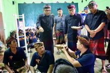 Wali Kota Jaya Negara Hadiri Lomba Ngelawar dan Gebogan Banjar Geladag Lomba Ngelawar