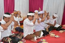 Wawali Arya Wibawa Hadiri Pujawali di Banjar Padang Udayana Kelurahan Padangsambian Padangsambian