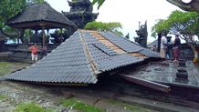 Bale Pedanaan Pura Silayukti Roboh Diterjang Angin Kencang Roboh