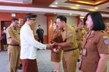 Wali Kota Jaya Negara Serahkan 38 SK Kepala Sekolah SK