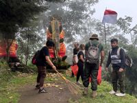Laksana Becik Gandeng Sispala Gelar Aksi Bersih Gunung Tapak, Kampanyekan Peduli Lingkungan Sispala
