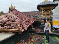 Diterjang Angin Kencang, Tiga Bangunan di Griya Mas Pacut Roboh Tiga Roboh