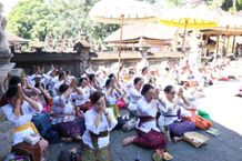 Antari Jaya Negara dan Ratusan Lansia Kecamatan Denut dan Dentim Tirta Yatra di Pura Tirta Empul Tirta Yatra