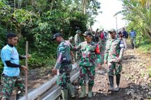 Bersama Prajurit di Lokasi Sasaran TMMD Ke-123, Dansatgas Berikan Semangat Motivasi Kepada Personel TMMD Ke-123