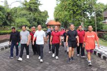 Perbekel Rangdu Naur Sesangi Jalan Kaki ke Rumah Jabatan Sejauh 30 KM Perbekel Rangdu
