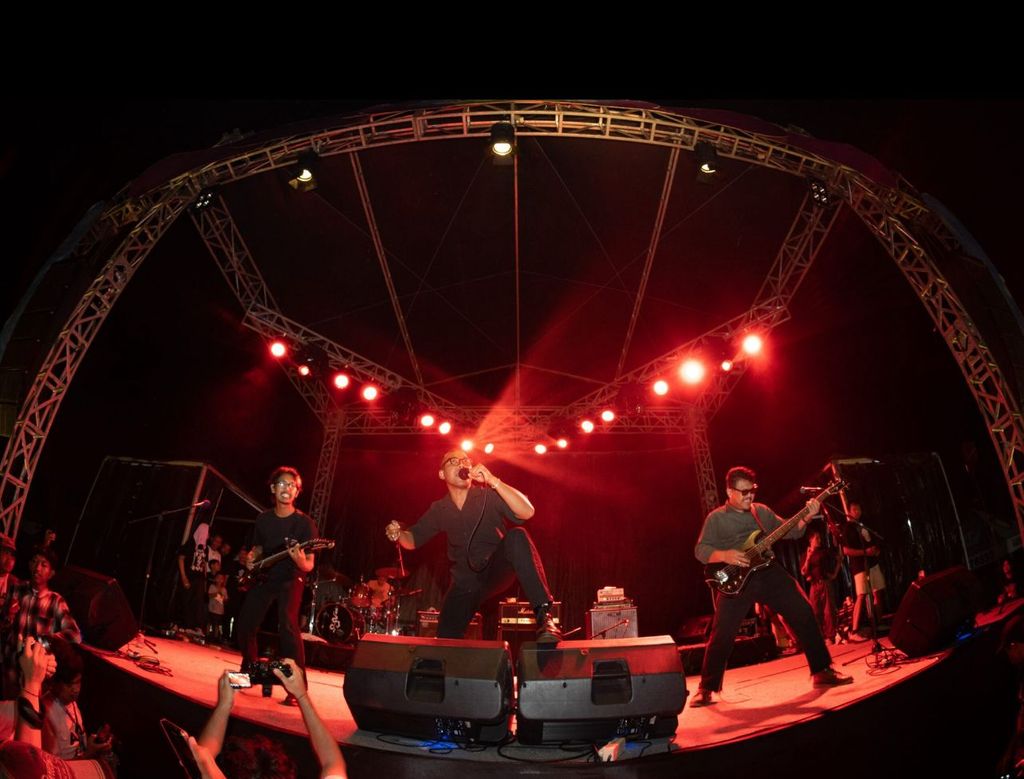 Malam puncak ARTSPIRASI 10 dimeriahkan dengan live music dari berbagai band
