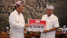 Bupati Sutjidra Tutup Bulan Dana PMI 2024, Serahkan Hasil Rp355 Juta Dana PMI 2024