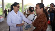 Putri Koster Salurkan 600 lebih Bansos dan 1.400 Bibit Tanaman di Sembiran Bantuan