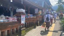Isu Harga Mahal Tekan Omzet Pedagang di Besakih, Pemedek Pilih Bawa Bekal Sendiri Dagang