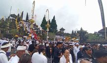 Lautan Manusia Iringi Upacara Melasti Karya Ida Bhatara Turun Kabeh 2025 Melasti