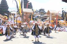 Bendesa Adat se-Kota Denpasar Ngayah Baris Gede di Pura Agung Besakih Ngayah