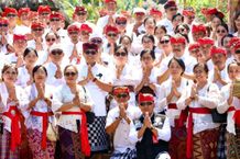 Bupati Sanjaya dan Bunda Rai Ikuti Persembahyangan Pujawali, sekaligus Tinjau Ruang Ramah Anak di Pura Luhur Batukau Pura Batukau