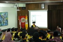 Kisah Rizki Wisudawan Terbaik MD FEB, Wisuda Tanpa Orang Tua Rizki