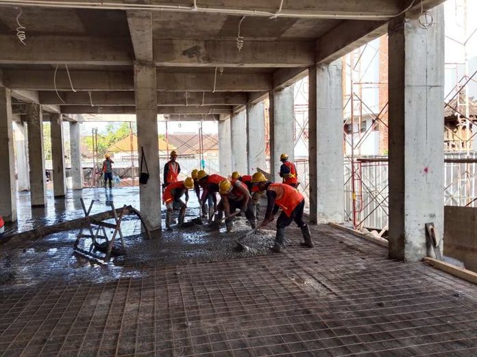 Salah satu gedung yang sedang dibangun