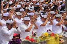 Bupati Sutjidra Pimpin Bhakti Penganyar Pemkab Buleleng di Pura Agung Besakih Bhakti Penganyar