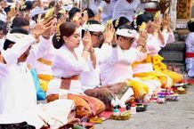 Pemkot Denpasar Ngaturang Bhakti Penganyar Ida Bhatara Turun Kabeh di Pura Agung Besakih Ngaturang Bhakti Penganyar