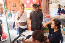 Jelang Galungan dan Kuningan, Wawali Arya Wibawa Apresiasi Banjar Kertasari Gelar Pasar Murah Bersubsidi pasar murah bersubsidi