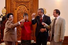 Temui Gubernur Koster, Prof. Connie R Bakrie dan Konjen Rusia Sebut Bali Hebat Punya Arak Tradisional yang Dikemas Modern Gubernur Koster