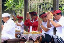 Jajaran Pemkab Tabanan Melaksanakan Persembahyangan Purnama Kedasa di Pura Luhur Batukau Purnama Kedasa