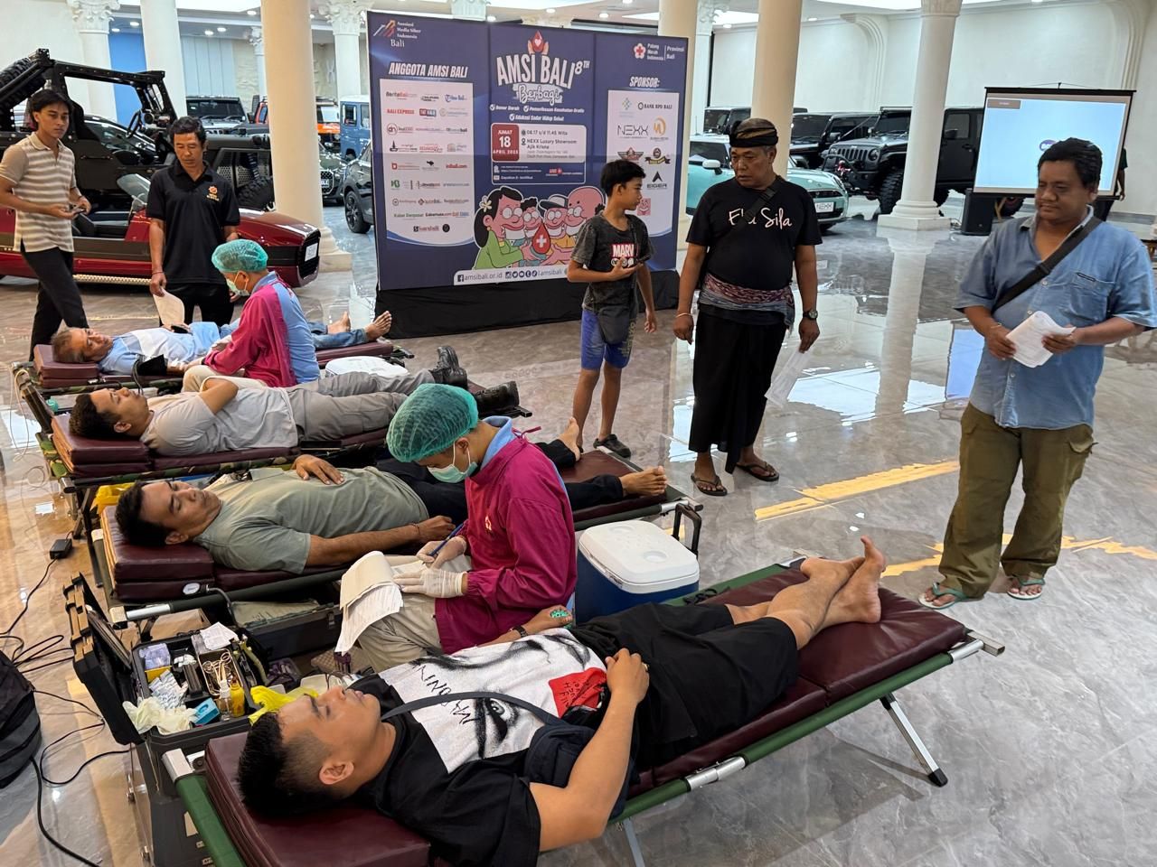 Aksi sosial donor darah pada perayaan Hari Ulang Tahun (HUT) Asosiasi Media Siber Indonesia (AMSI) pada hari Jumat, 18 April 2025