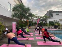 Semangat Kartini dalam Gaya Hidup Sehat, Harris Hotel Denpasar Suguhkan Yoga Pagi dan Parfait Lezat Rayakan Hari Kartini, Harris Hotel Denpasar mengajak masyarakat hidup sehat dengan menggelar sesi yoga yang dipandu oleh instruktur berpengalaman, Pak Sida, pada Senin, 21 April 2025.