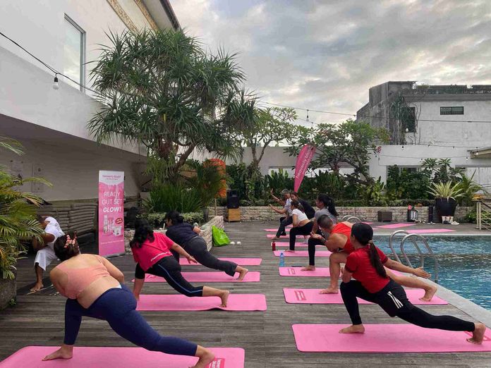 Rayakan Hari Kartini, Harris Hotel Denpasar mengajak masyarakat hidup sehat dengan menggelar sesi yoga yang dipandu oleh instruktur berpengalaman, Pak Sida, pada Senin, 21 April 2025.