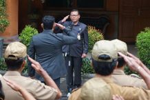 Pimpin Apel Pagi, Sekda Alit Wiradana Ingatkan ASN Berikan Pelayanan Optimal Bagi Masyarakat Apel Disiplin ASN
