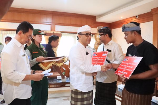 menyerahkan bantuan