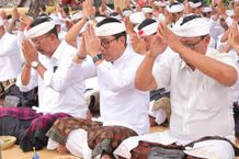 Wawali Arya Wibawa Hadiri Karya Pujawali Mapadudus Alit dan Mecaru di Pura Dalem Batan Kendal Karya Pujawali